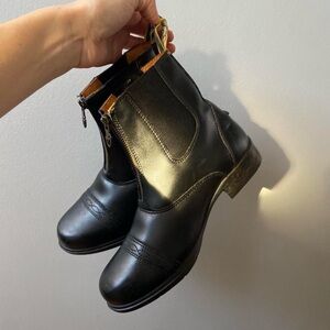 Black leather equestrian ankle boots with gold zippers and short heel 🔥